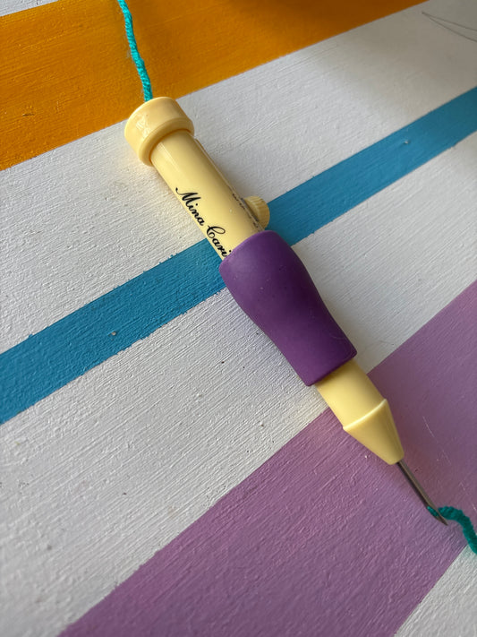 Mina Carin Punch Needle comes with two threaders and 3 needle